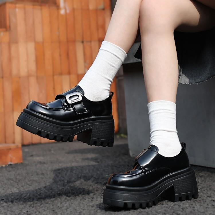 Маленькие кожаные туфли женские 2025 осень новые в британском стиле на платформе с круглым носком универсальные увеличивающие рост лоферы на толстом каблуке JK одинарные туфли