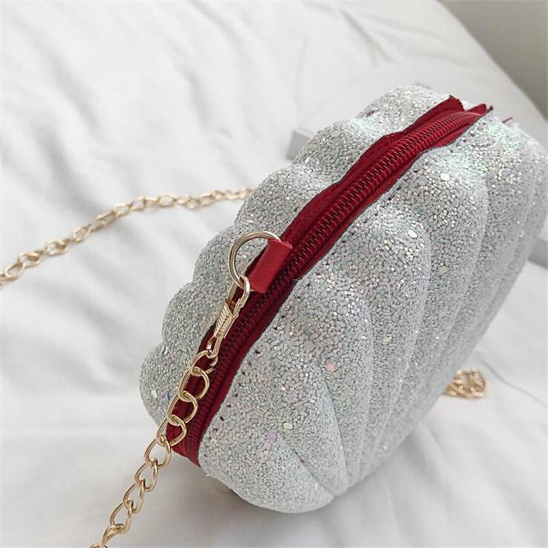 Женская сумочка в виде блестящей раковины