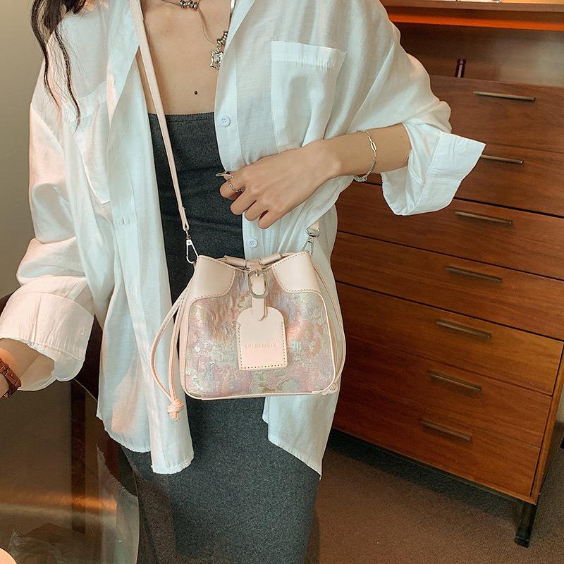 Популярные сумки Женские сумки Нишевый дизайн Летняя сумка через плечо Сумка-ведро с текстурой знаменитостей в Интернете