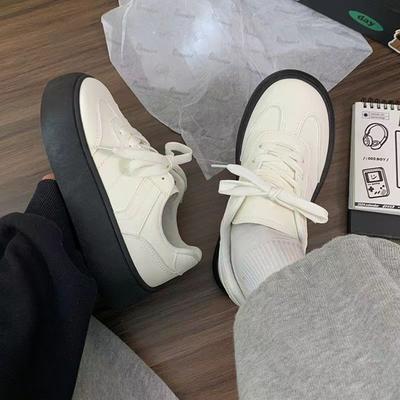 Маленькие белые туфли весна толстая подошва контрастные цвета весна 2025 новый популярный ниша универсальный порт повышение высоты доски обувь кампус студенты