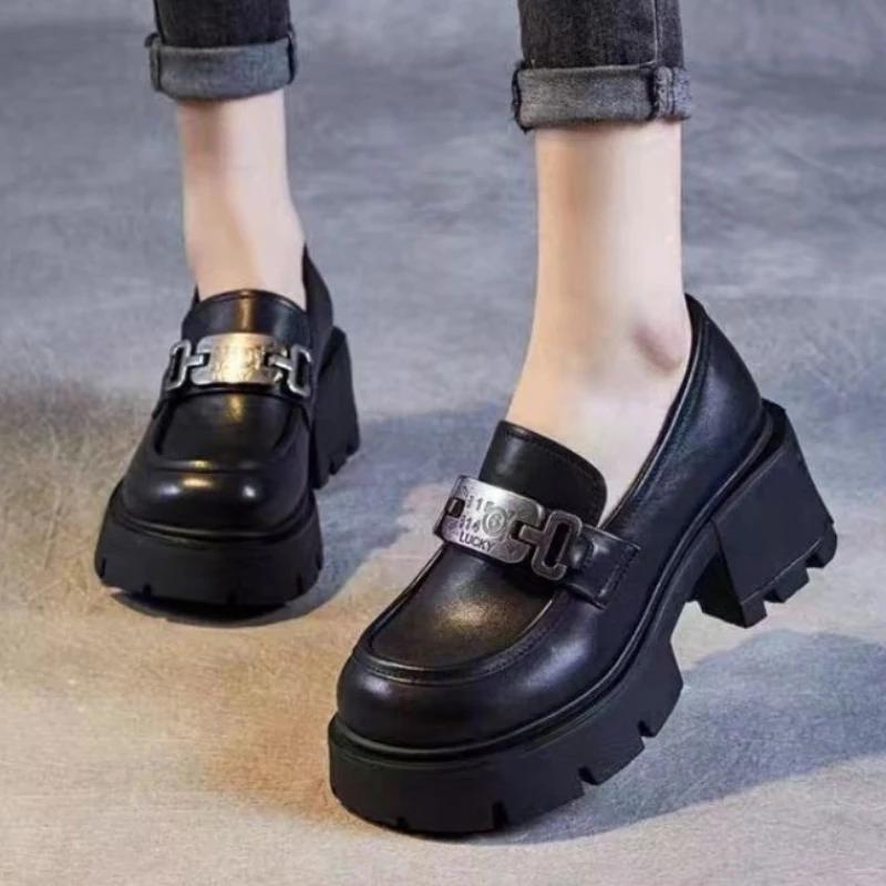 Женская обувь 2024 года, высококачественные женские туфли-лодочки без застежек, осенние туфли с круглым носком, металлические украшения, однотонные туфли на платформе, толстые каблуки, лоферы