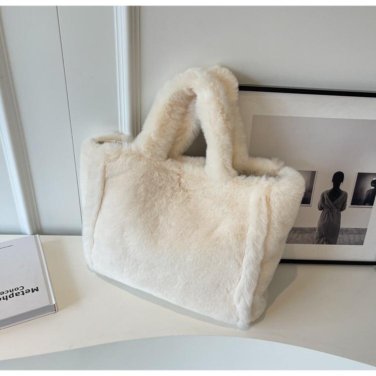 Новая плюшевая женская сумка 2024 года, модная большая вместительная женская сумка через плечо, простая и универсальная плюшевая переносная сумка-тоут