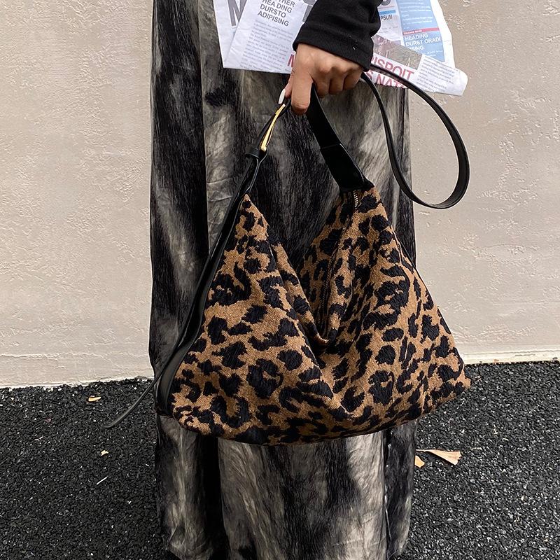 Сумка большой вместимости женская осенне-зимняя универсальная 2025 новая простая нишевая дизайнерская на плечо сумка-мессенджер сумка-тоут для поездок на работу