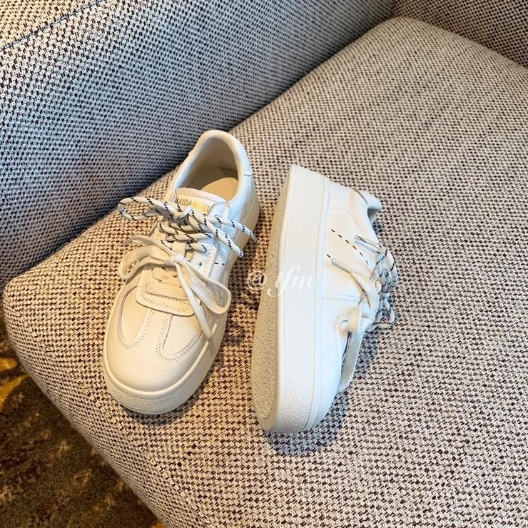 Маленькие белые туфли на толстой подошве, увеличивающие рост, для женщин, новые модные и удобные, универсальные, дышащие, с мягкой подошвой, нескользящие, повседневные кеды