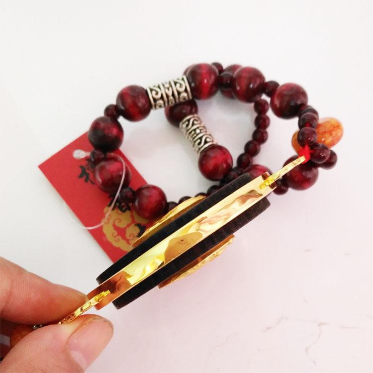 Chairman Mao's sandalwood car pendant and wooden handicraft souvenirs will be sold as gifts