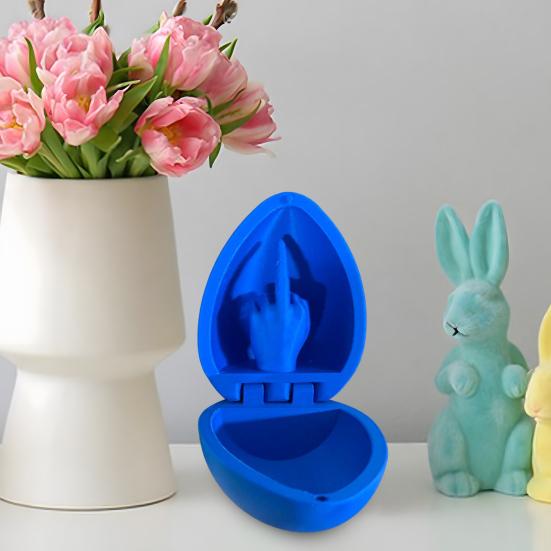 3D-печатная игрушка в виде яйца со средним пальцем. Цветное пасхальное яйцо со средним пальцем.