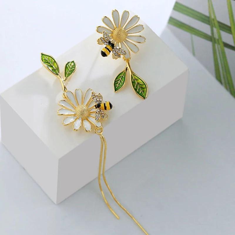 2022 New Asymmetric Daisy Tassel Earrings Female Niche Design Small Bee Earrings Temperament Long Earrings