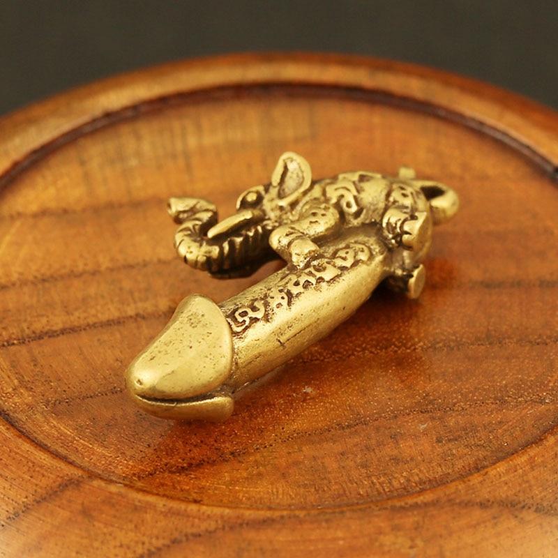 Уникальный брелок-подвеска из цельной латуни в виде слона с юмористическим дизайном