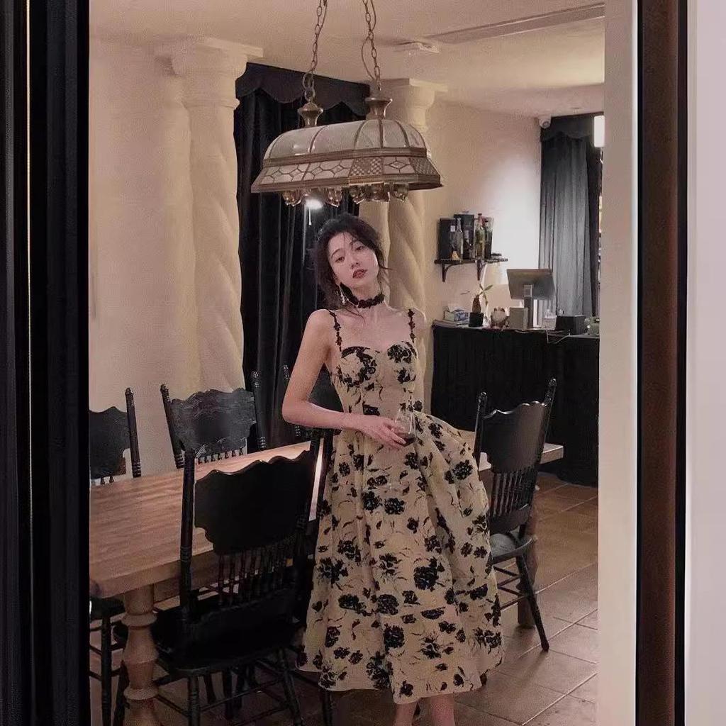 Летнее ретро платье с цветочным принтом на тонких бретелях, облегающее талию, 2024