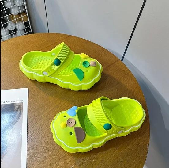 Модные женские сандалии, новинка 2024 года, летние новые тапочки Baotou, женская обувь, милые шлепанцы с героями мультфильмов, женские шлепанцы