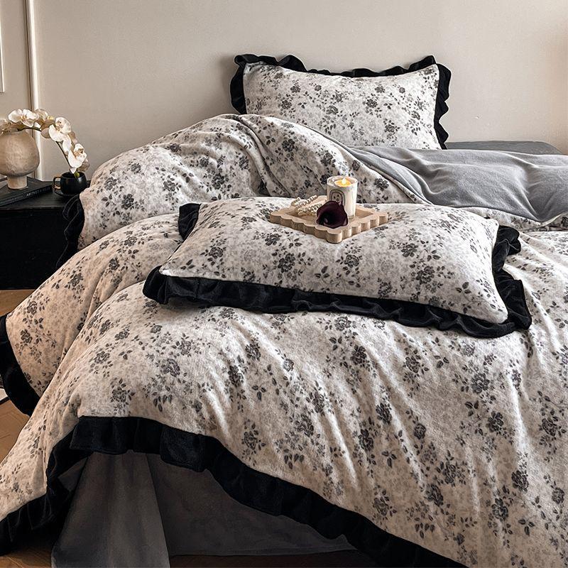 G5Z Постельное белье из молочного велюра и кружева: Утолщенный четырехсекционный комплект из фланели и кораллового флиса, двусторонний, с пододеяльником.