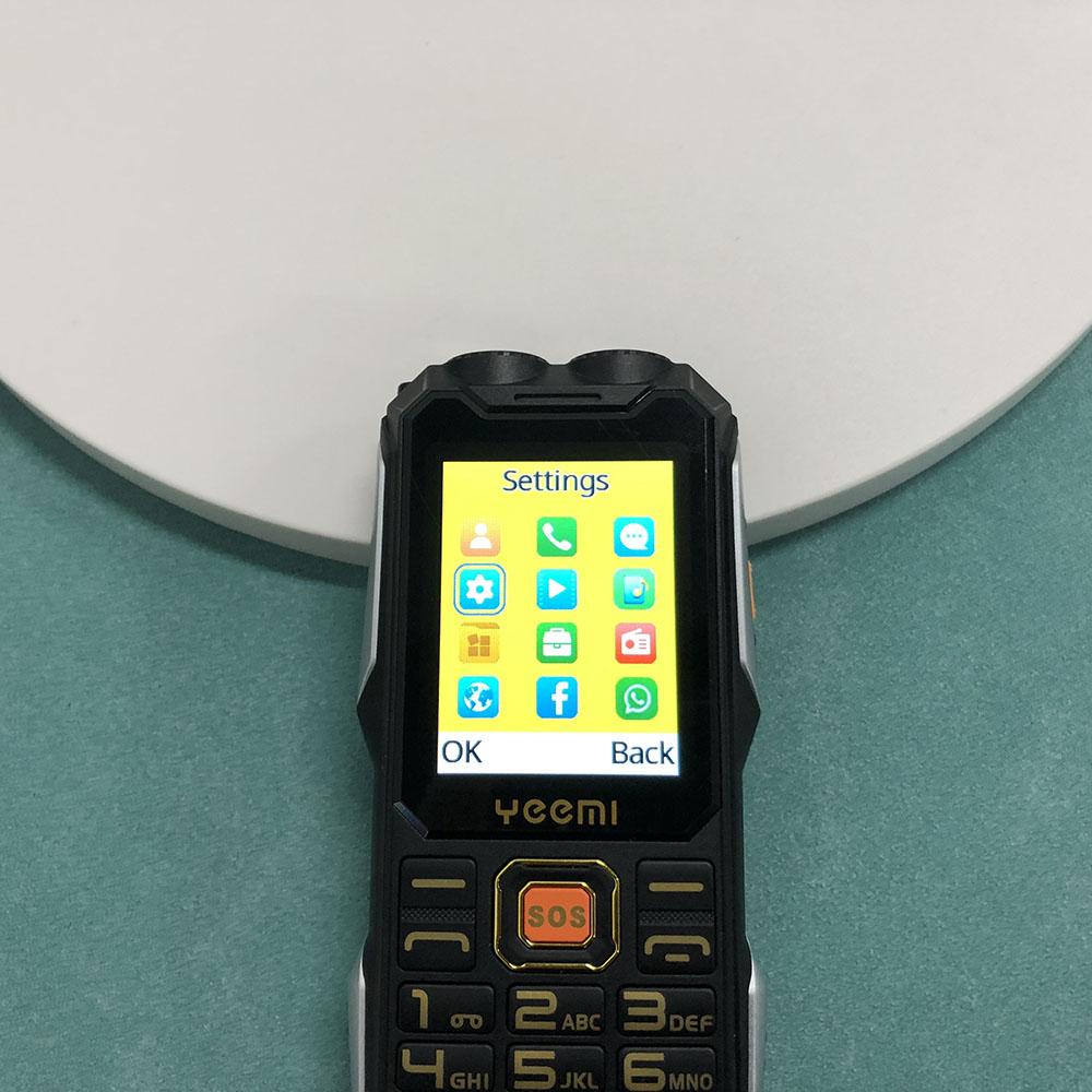YEEMI Q8-1 2.4inch Screen 4G Button Phone Dual SIM Card Dual Flashlight One Click SOS Mp3 Mp4 FM 3000mAh Big Battery Big Button Mobile Phone