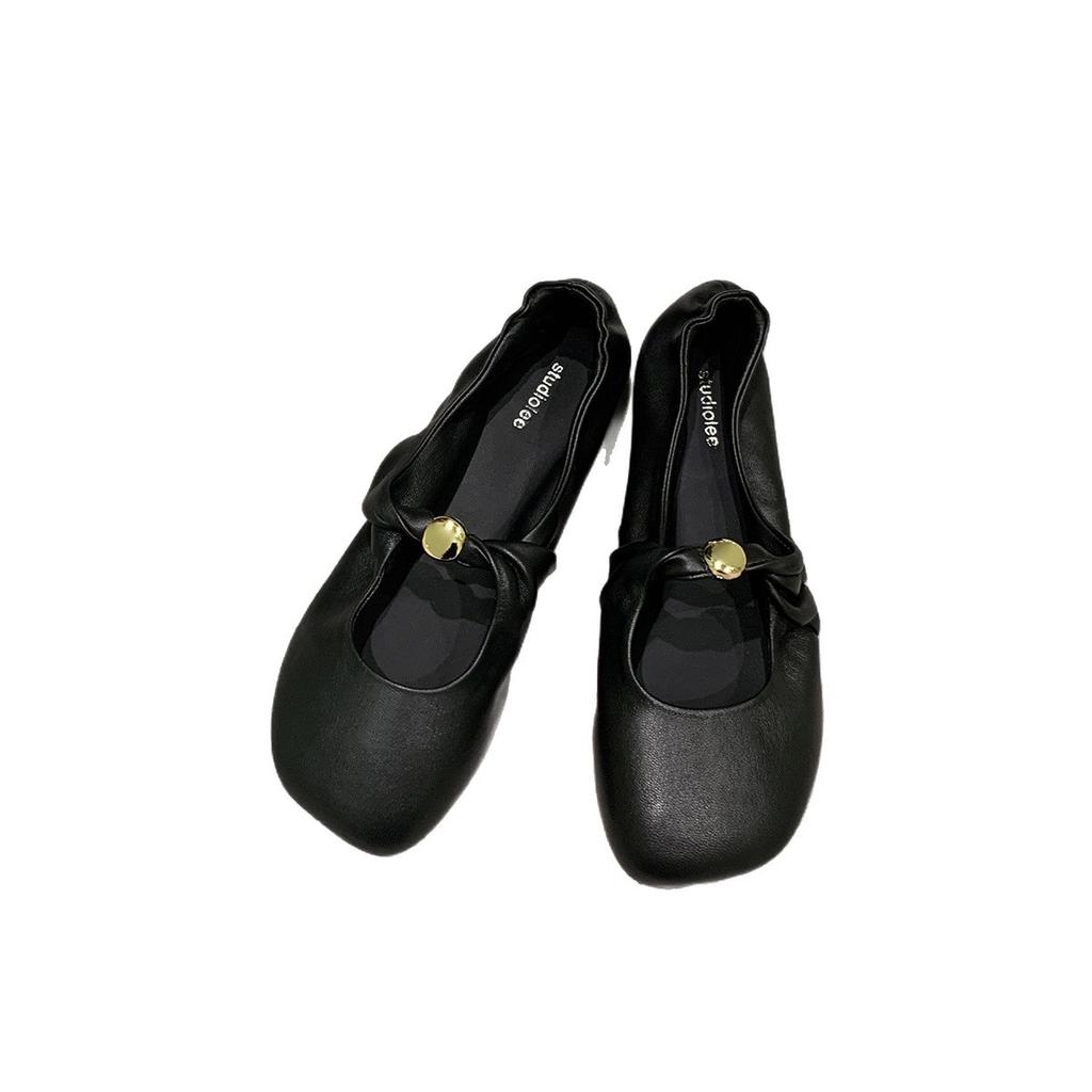 Виноградная мама имеет ту же изогнутую маленькую золотую пряжку, модные туфли-лодочки с мягким кожаным верхом в форме яблока на низком каблуке, обувь для ленивых и Мэри Джейн.