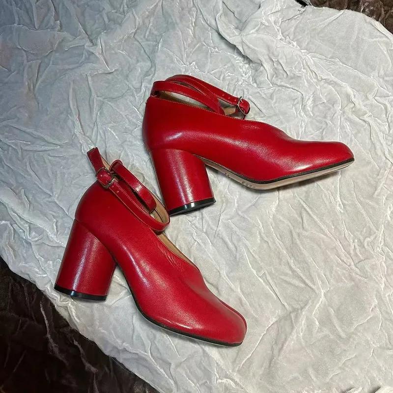 Винтажная весенняя мода Слип-тоби Женские туфли Толстый круглый каблук Ремешок на щиколотке Высокие каблуки Лакированная кожа Вечерняя обувь