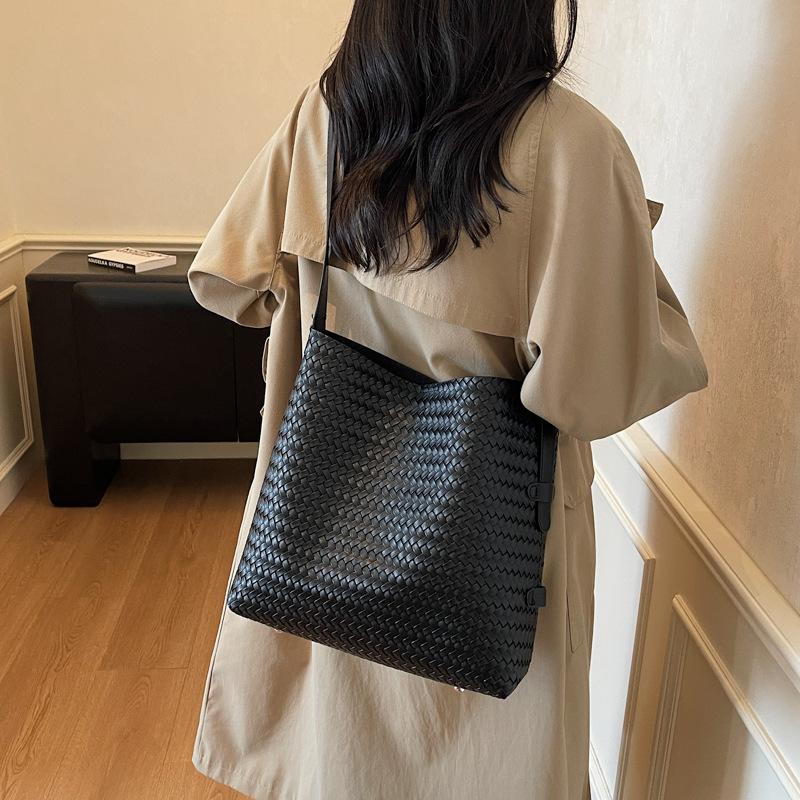 Сумки большой вместимости для женской осени и зимы, универсальные, новые простые сумки через плечо, сумки-мессенджеры, сумки для мамы и ребенка популярны в этом году. ведро