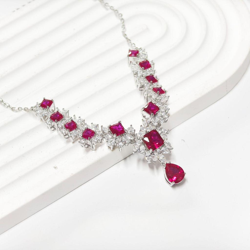 Gessen Jewelry: Элегантный набор: серьги, кольцо и подвеска с красными цирконами