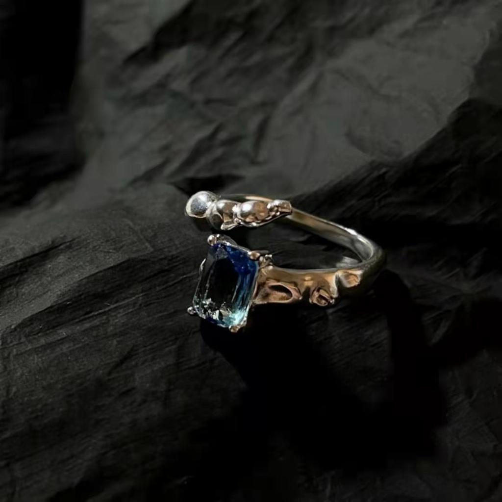 Creative Design Chameleon Blue Zircon Ring for Woman Personality Trend Geometric Liquid Irregular Ring Jewelry