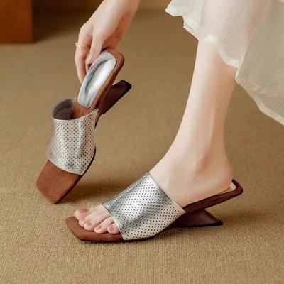 Новые сандалии и шлепанцы с квадратным носком и открытым носком с вырезами для женщин, ретро, дышащие отверстия, нескользящие и износостойкие шлепанцы