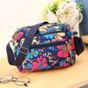 Корейская версия повседневная нейлоновая холщовая сумка для среднего и пожилого возраста, модная и универсальная одноплечевая сумка для мам с небольшим цветочным узором