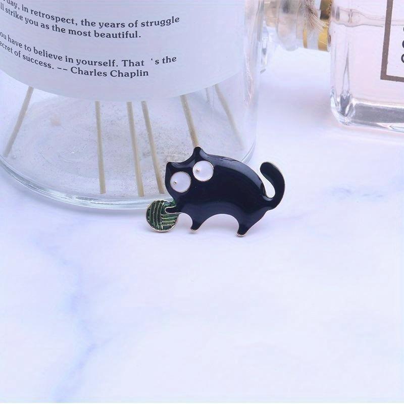Милые маленькие толстые броши в виде кошки с мячом для женщин, эмалированные сплавом, кошки, животные, вечеринка, повседневная брошь-булавка