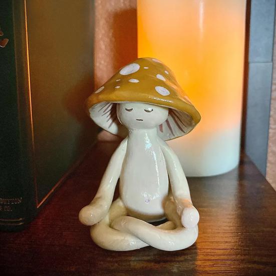 Медитация Грибной человечек Статуэтка Сидящий Мультяшный Гриб Держатель Ручки Статуя Из Смолы Скульптура Домашний Офис Настольное Украшение Орнамент