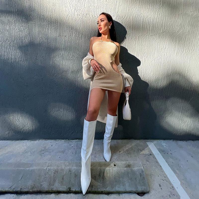 Новое весеннее однотонное светлое светлое платье с открытой спиной без рукавов и вырезом по бокам