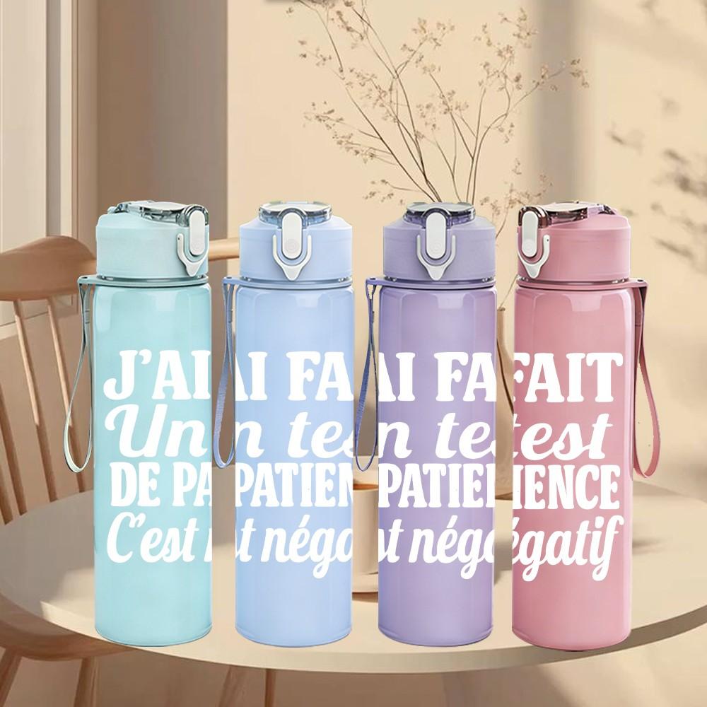 1PC J'ai Faim French Light Slogan 750ml Color Plastic Sports Water Bottle Leakproof Flip Straw Lid Suitable for Sports Office Home Use