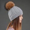 Женская двухэтажная вязаная шерстяная шапка Зимняя теплые шапки из натурального меха енота Женские шапки с помпонами Женская мода Skullies Beanies Кепка