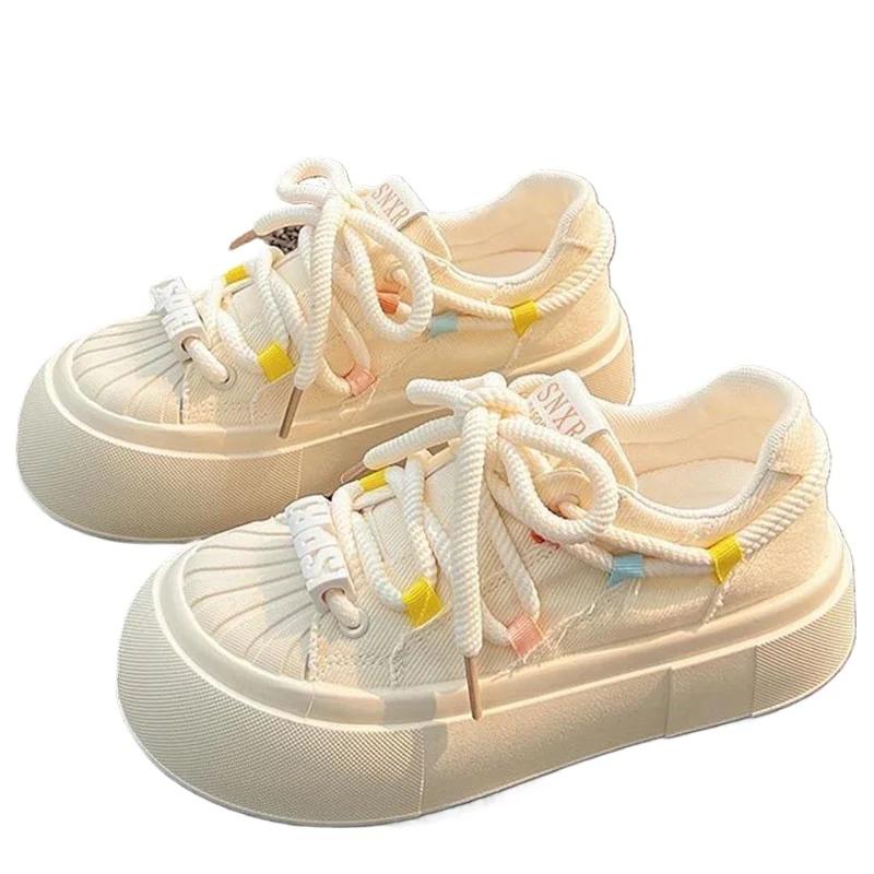Модные повседневные кроссовки на платформе для женщин, летние новые дизайнерские дышащие парусиновые туфли для студентов, бежевые кружевные туфли для женщин