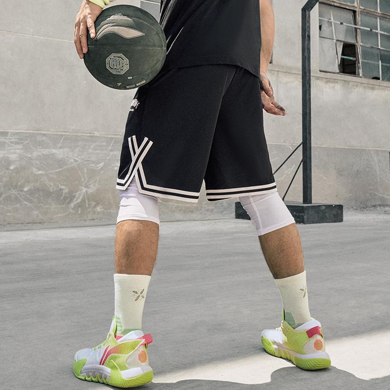 Li Ning Badfive Mister Cartoon Collaboration эластичный пояс шорты Five Point с буквенным принтом свободные повседневные шорты мужские шорты черные AAPU205-1