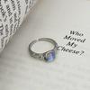 Сине-белый переливающийся кольцо из лунного камня с чеканной текстурой - Модный нишевый дизайн