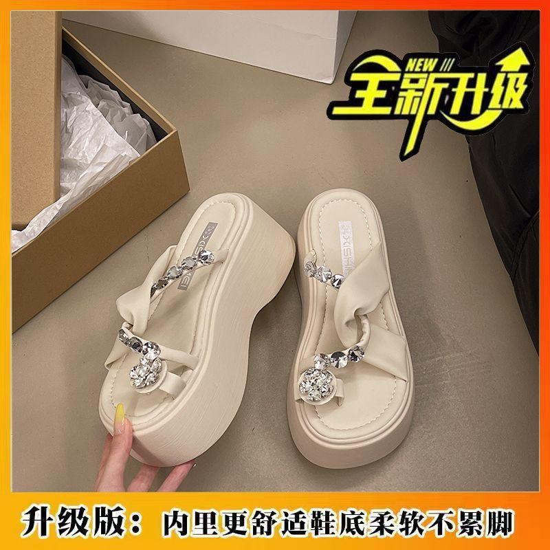 Сандалии женские верхняя одежда лето 2024 новые маленькие на толстой подошве высокие каблуки со стразами покрытие носка классные тапочки увеличивающие рост обувь