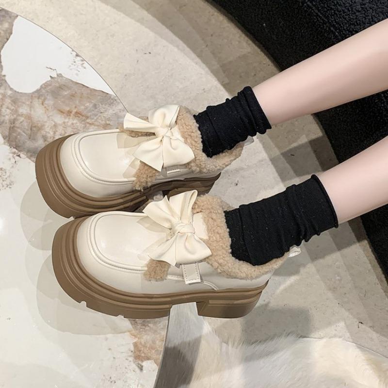Мода 2024 года, осень и зима, новые европейский и американский стиль, маленькие кожаные туфли, теплые мокасины с бантом и толстой подошвой