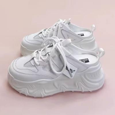 Маленькие белые туфли женские сетчатые Baotou One Pedal 2024 Весна Новые тапочки Модные повседневные тапочки для увеличения роста Универсальные