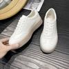 Маленькие белые туфли из мягкой кожи на толстой подошве для женщин, новинка 2024 года, увеличивающая рост спортивная обувь для моральных тренировок, универсальная обувь для сноуборда