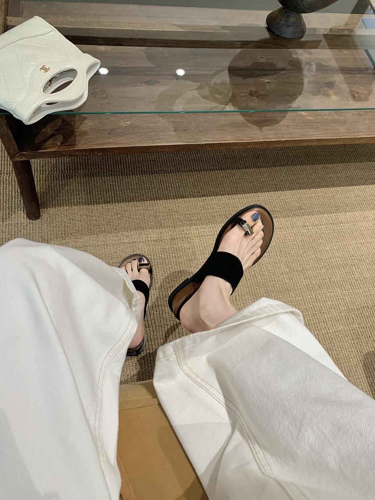 Модные женские шлепанцы на одно слово 2025 лето новинка уличные дышащие сланцы с перемычкой между пальцев на танкетке плоская обувь модное увеличение роста сандалии слипоны