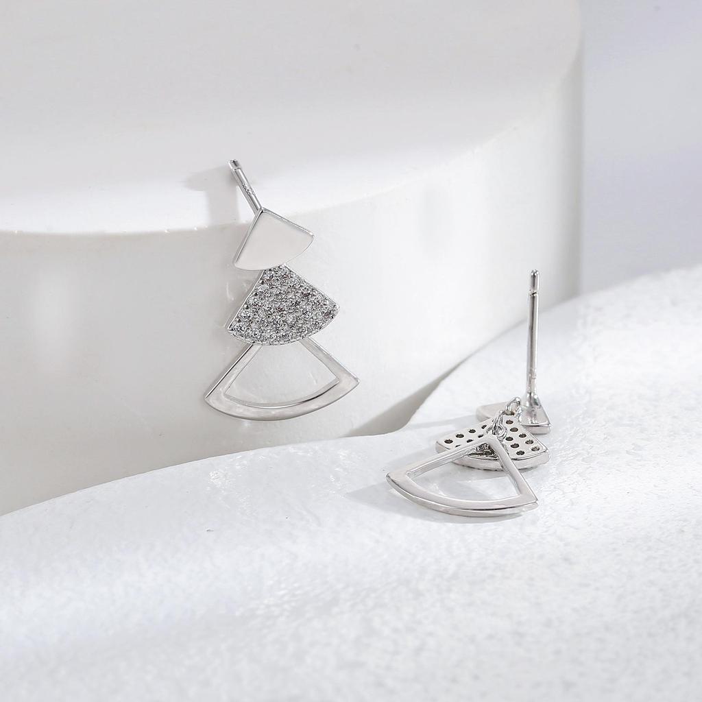 Элегантные длинные серьги-кисточки: Дизайн ниши «легкая роскошь» для женщин