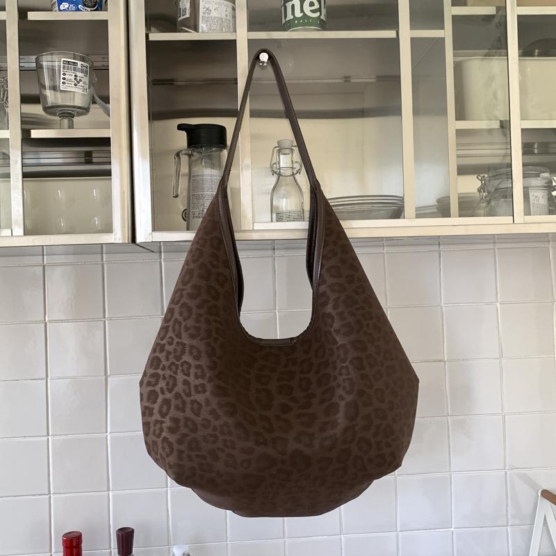 Ретро сумка женская большой вместимости 2025 новая осень и зима простая универсальная на плечо подмышку сумка-тоут для поездок на работу