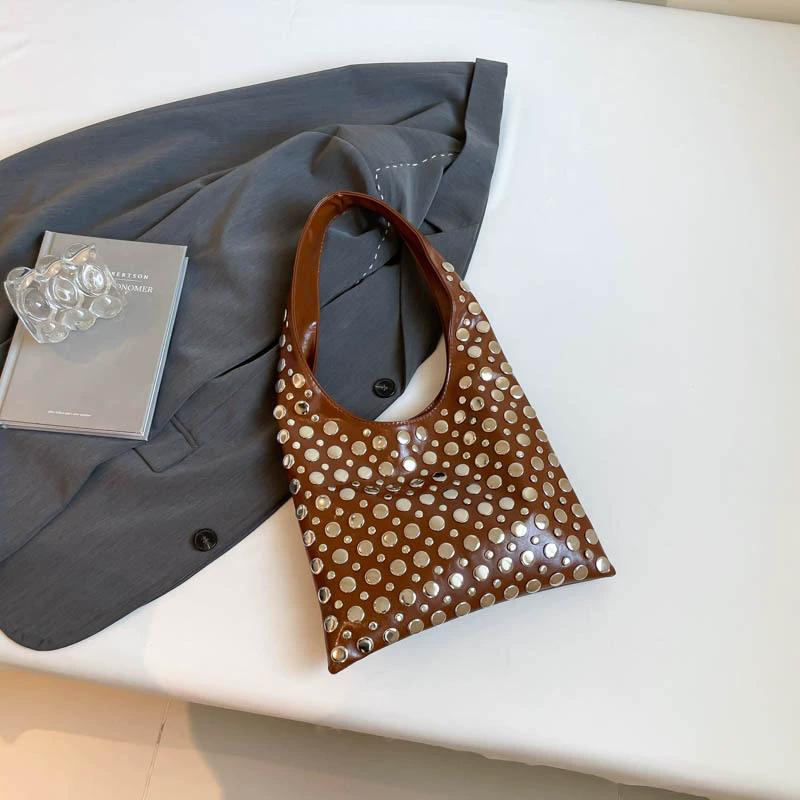 Летняя сумка через плечо с заклепками, брендовая, модная, из высококачественной ПУ кожи, универсальная, однотонная, для通勤, тоут, женская сумка-ведро, подмышечная сумка