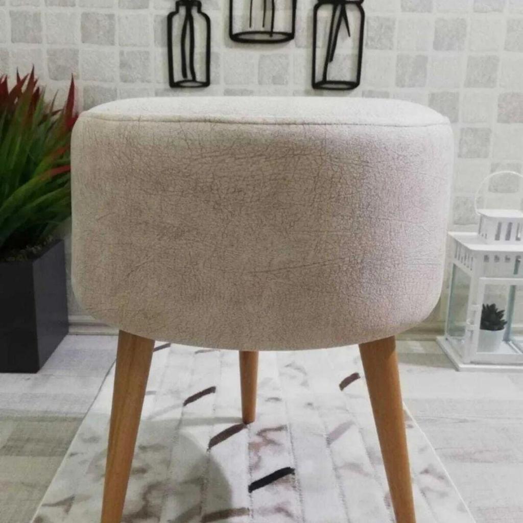 Декоративный пуф на высоких ножках