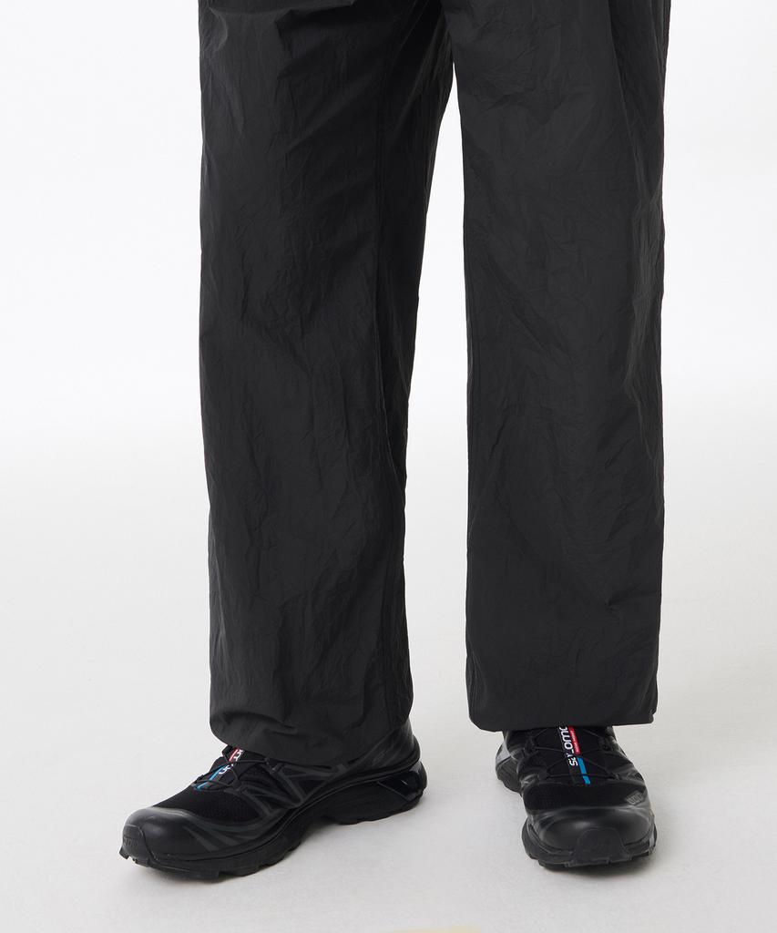 MUSINSA STANDARD Nylon Crease One-Tuck Wide Elastic Pants [Black]