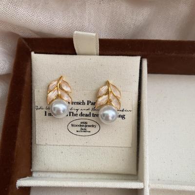 20 Leaf Pearl Stud Earrings Small Fresh Temperament Earrings French Light Luxury Premium Sense Simple Versatile Earrings