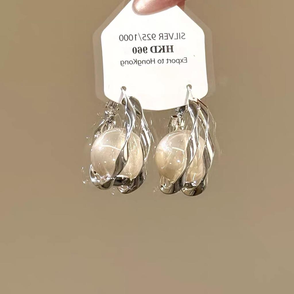Retro‑Metal‑Twisted‑Strip Pearl Stud Earrings, Personalized Light‑Luxury High‑Texture Versatile Design‑Sense Women Earrings