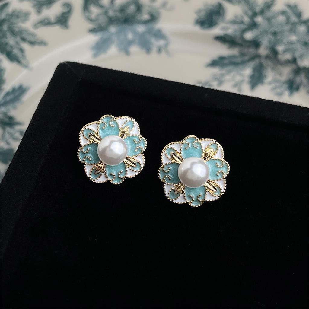 Эмалевые серьги-капли в стиле французской масляной живописи: Художественные серьги-пусеты в придворном стиле с литературным ретро-флером.