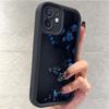Чехол для iPhone 15/16/17 - Черный фон с дизайном синих цветов