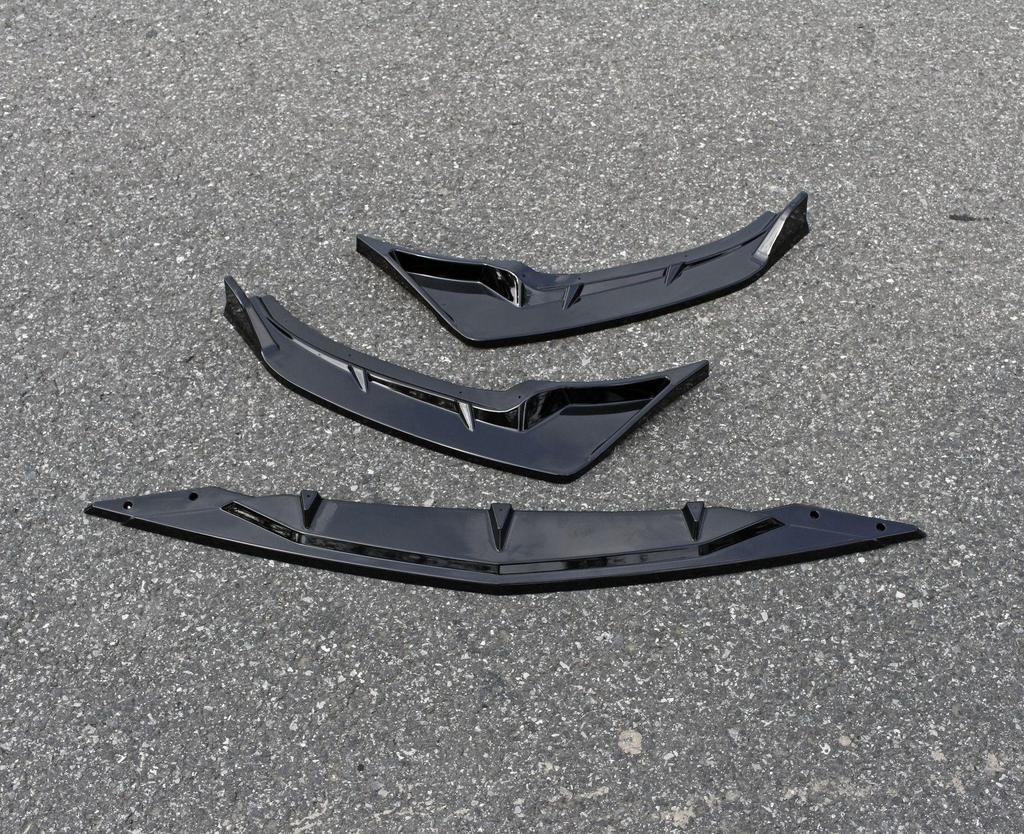 Современный комплект переднего сплиттера и заднего спойлера для Ford Fiesta: Сплиттер, жабры и защиты бампера в боевом стиле