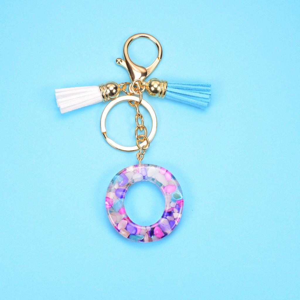 Брелок с кисточкой и английскими буквами: Аксессуары из смолы и акрила для мужчин и женщин - 26 уникальных букв