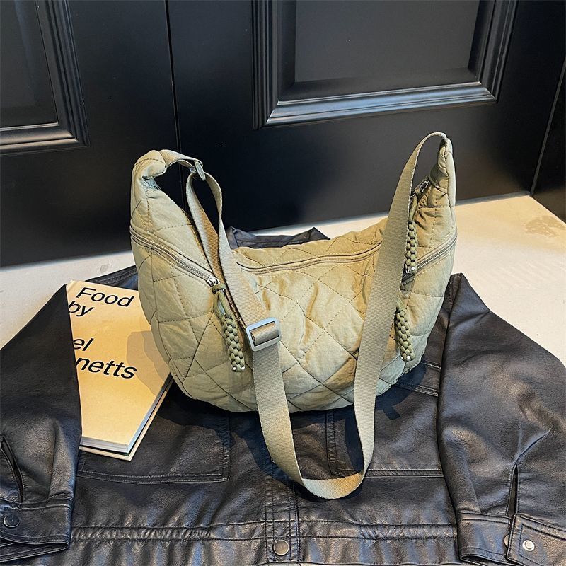 Высококачественные сумки для женщин Большой вместимости Модные модные Нишевые нейлоновые универсальные сумки через плечо в форме пельменя