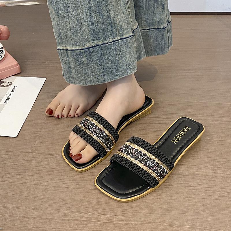 Праздничные крутые тапочки женские для улицы приморские новые с квадратным носом пляжная обувь показ мягкая подошва 2025 маленькое лето