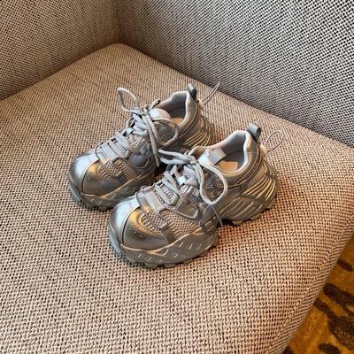 Универсальные износостойкие лаковые ретро кроссовки «папины» женские трендовые 2025 новинка сетчатые дышащие легкие на толстой подошве повседневные спортивные туфли